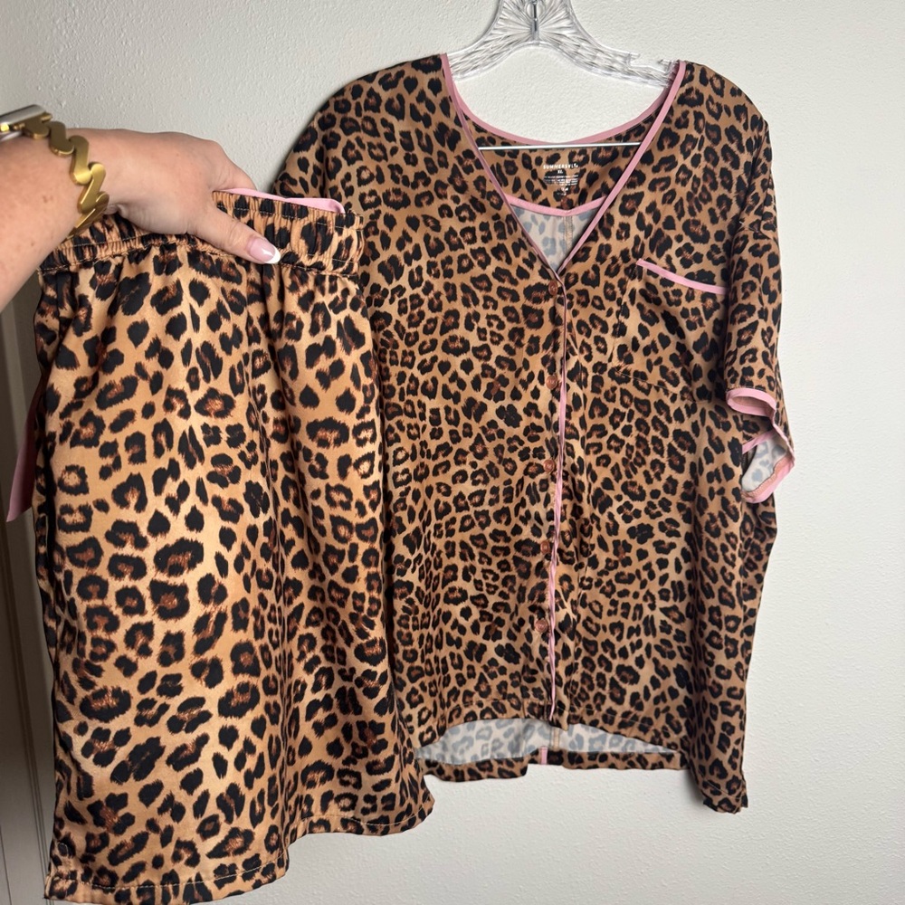 Summersalt Leopard Print Pajama Set with Pink Trim Silky soft satin shorts PJs